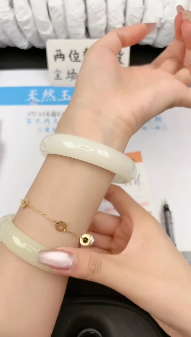【闪购商品】石英质玉手镯未镶嵌368微色差