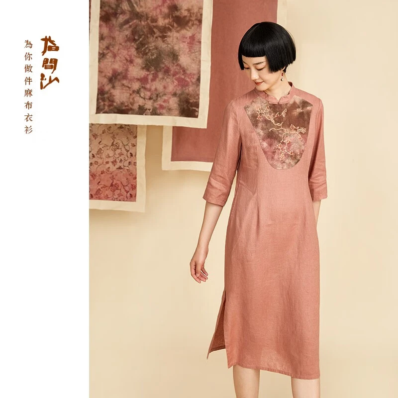 指间沙2335076女装2023秋季新款文艺U领刺绣修身亚麻旗袍连衣裙