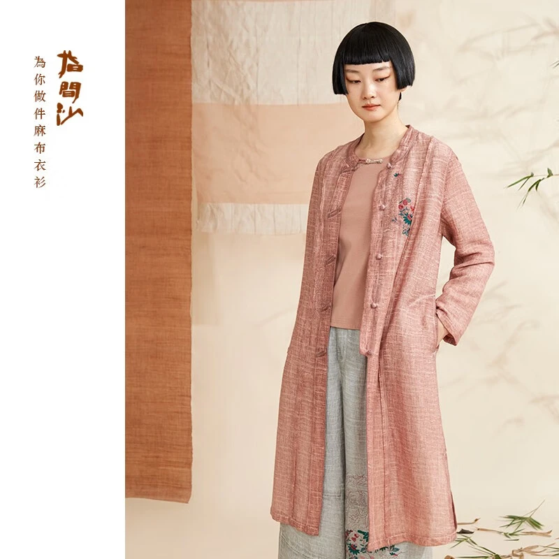 2341093指间沙女装23冬新款文艺风立领盘扣炒染刺绣长风衣外套