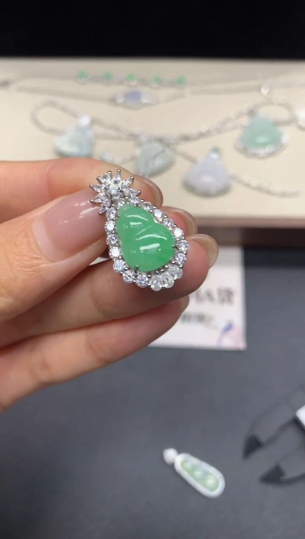 【闪购商品】翡翠颈饰银S925镶嵌葫芦【无服务费】