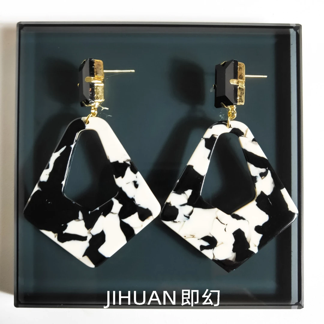 即幻 铜合金耳饰 ♦时尚风潮W 欧风时尚黑白斑纹耳环J-5994