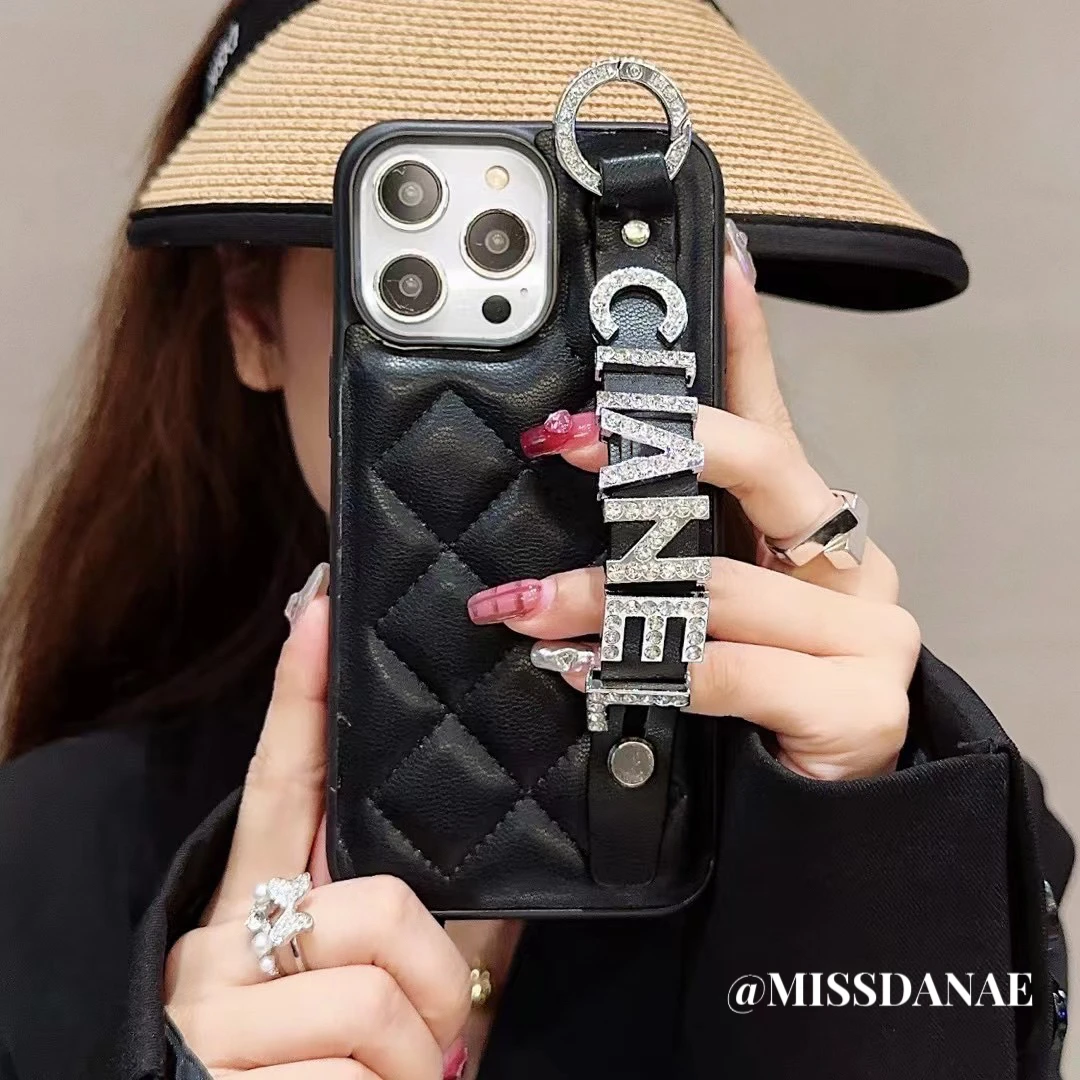 【腕带小香】时尚菱格镶钻字母腕带手机壳适用iPhone14promax13/12
