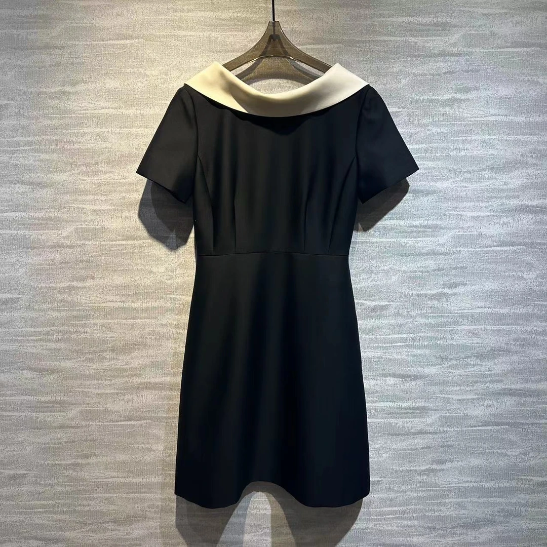 慕溢-黑色白领短袖连衣裙