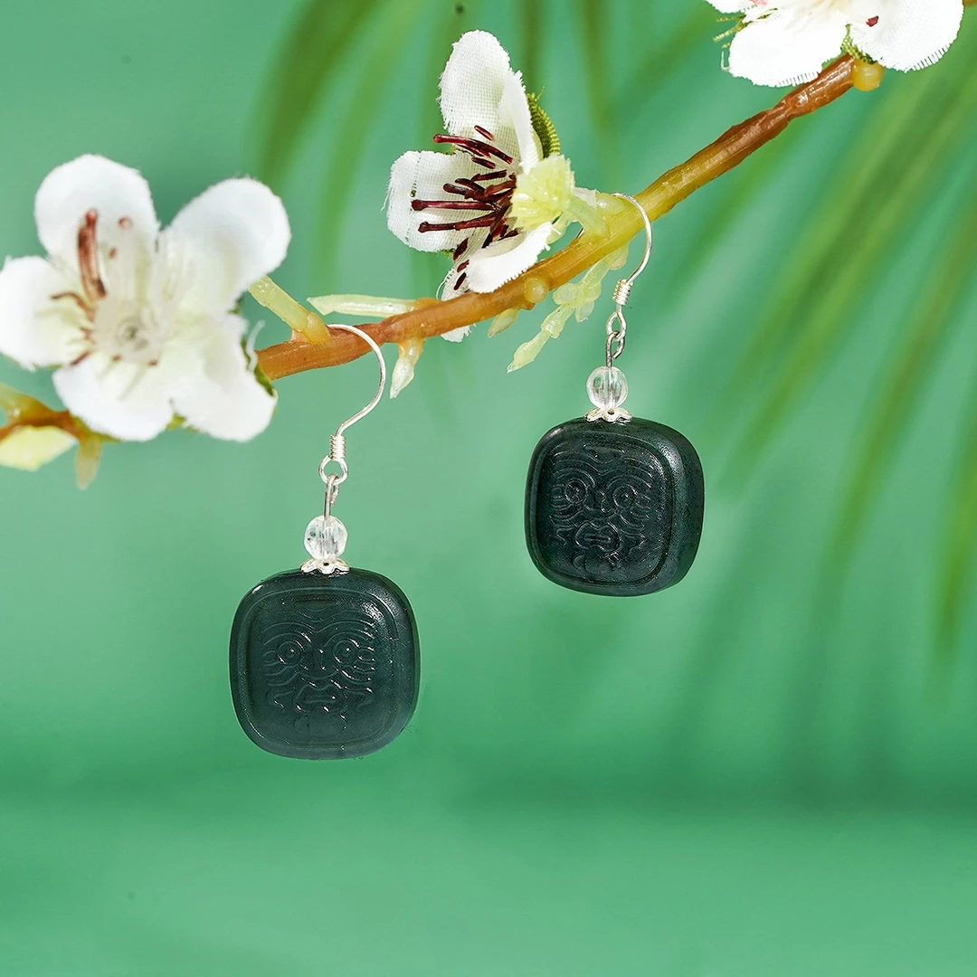 【典藏】和田玉塔青扎基拉姆耳坠双面雕刻图腾祥云纹设计款