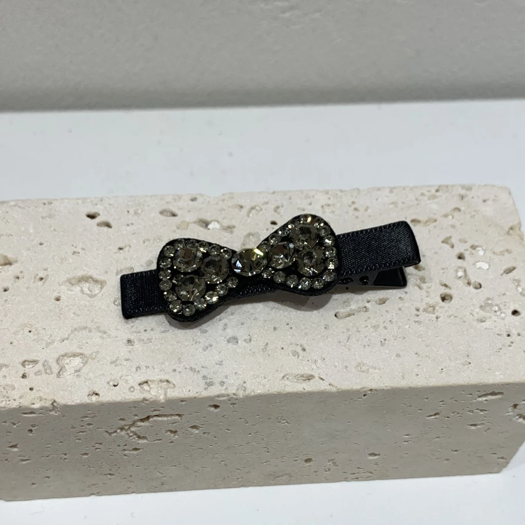 GREBUTY 5342 简约百搭灰色水晶闪闪蝴蝶结边夹