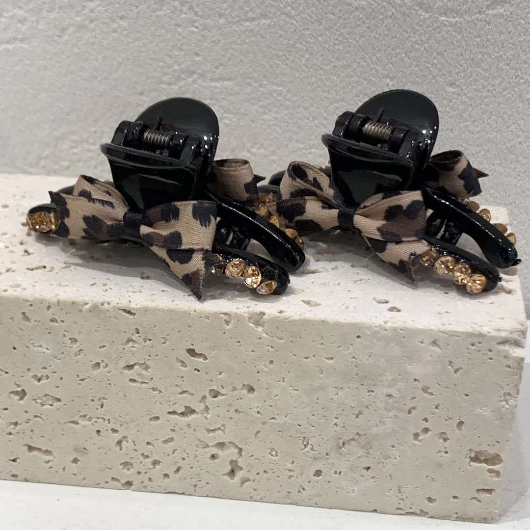 GREBUTY 5808 简约百搭豹纹蝴蝶结钻闪6cm抓夹对夹