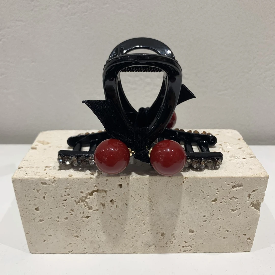 GREBUTY 5567 简约百搭安可拉红珠珠蝴蝶结抓夹