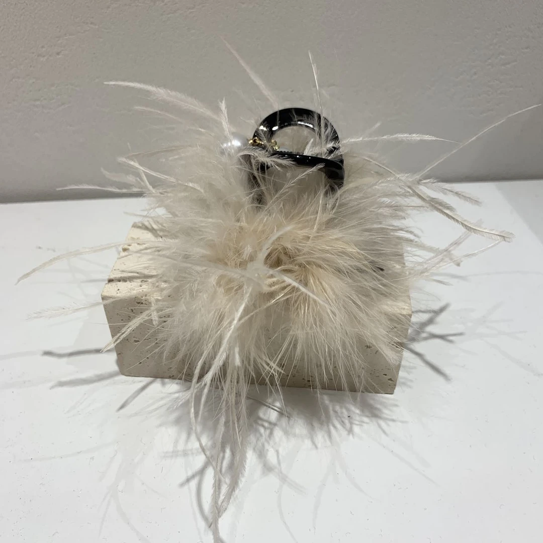 GREBUTY 5236 气质百搭毛毛蝴蝶结白色珠珠抓夹