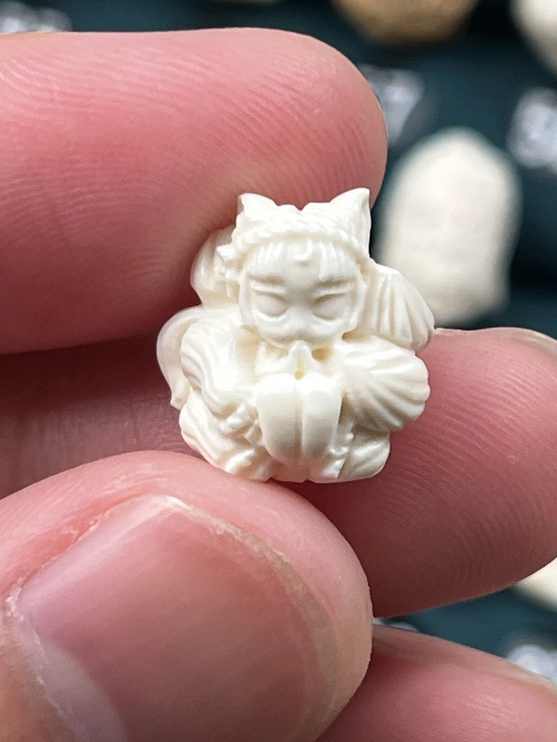 猛犸牙九尾狐姐姐，宽14高14厚9.6当手串顶珠侧挂背云配饰雕刻