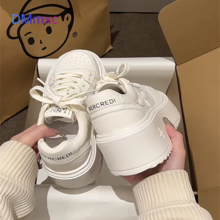 【啄木鸟】2024春季欧洲站松糕板鞋新款秒变大长腿厚底增高小白