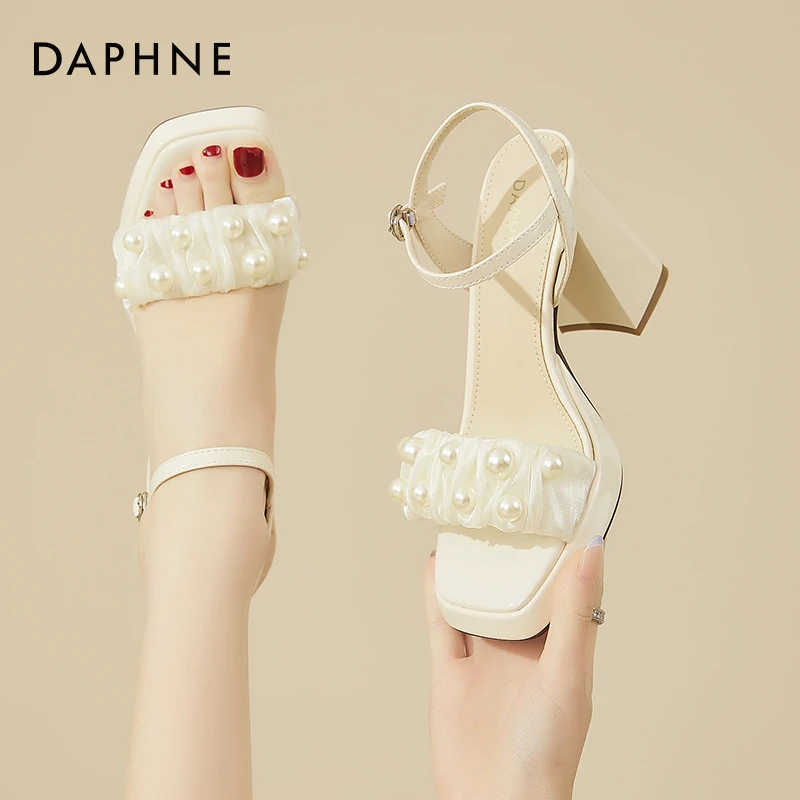 达芙妮外穿凉鞋女2025新款配裙子夏季百搭法式防水台粗跟珍珠女鞋