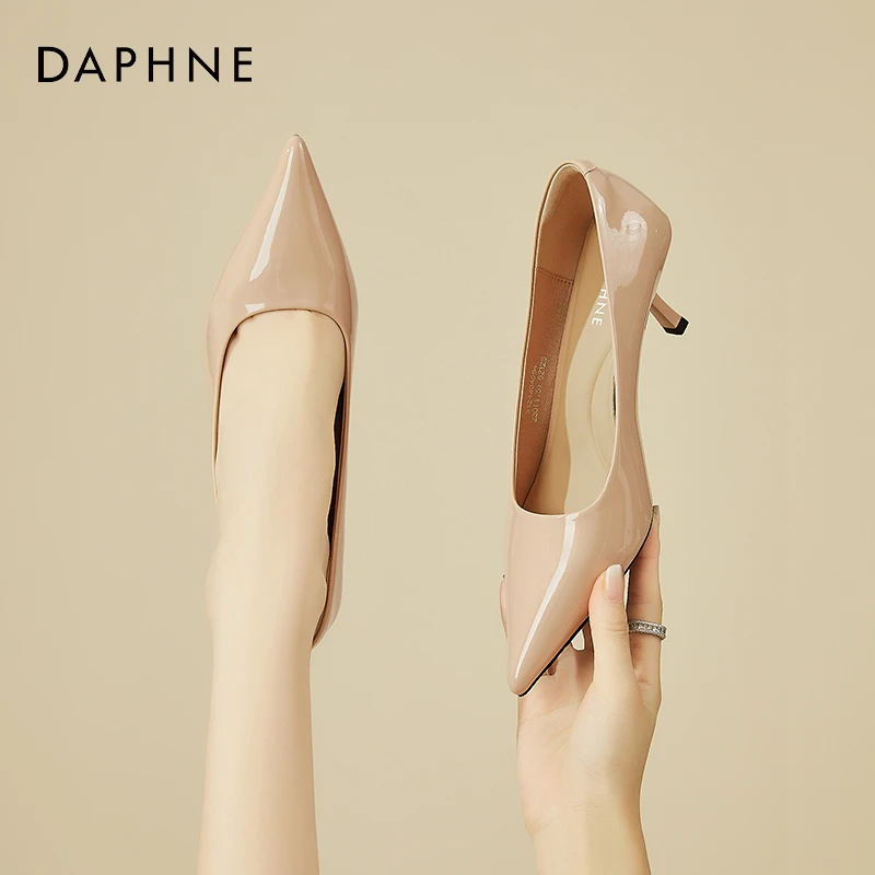 达芙妮浅口高跟鞋女2025春季新款裸色气质尖头漆皮细跟职业单鞋女