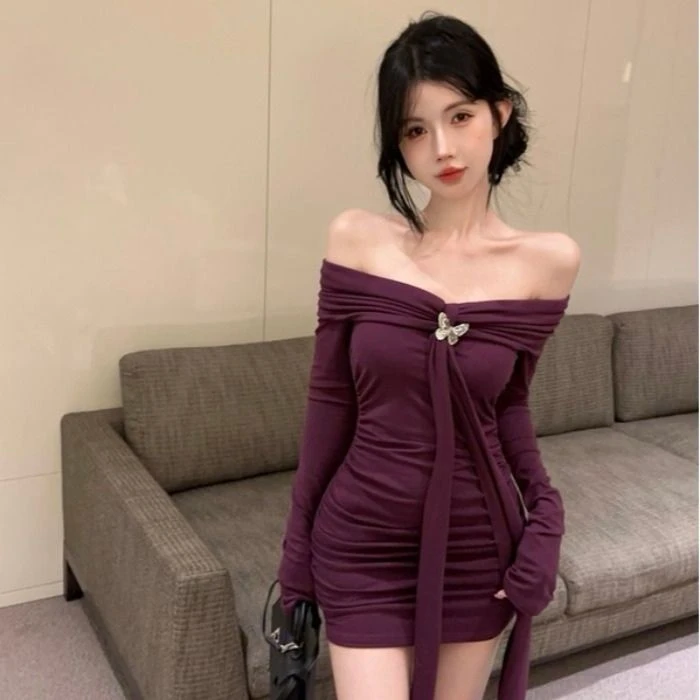 一字肩挂脖长袖连衣裙女秋季修身收腰裙子纯欲风紧身包臀短裙外穿