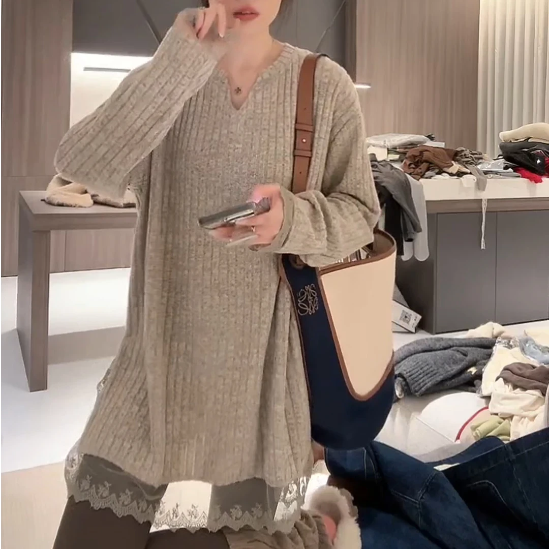 2025新款胖MM大码V领蕾丝衫女长袖拼接减龄中长款宽松打底衫上衣