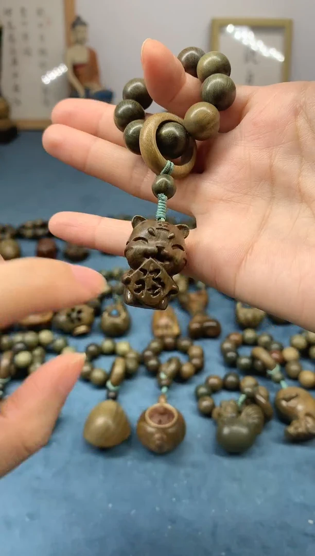 【闪购商品】维腊木（绿檀）把件小福虎 盘玩件