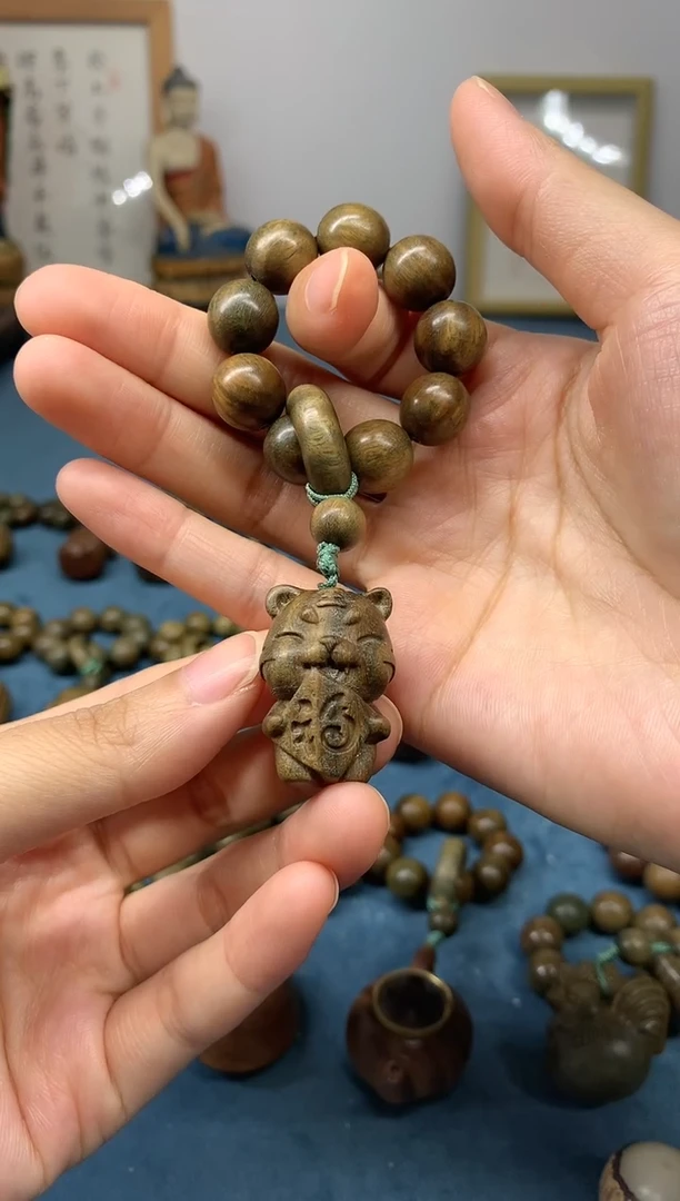 【闪购商品】维腊木（绿檀）小福虎 盘玩件