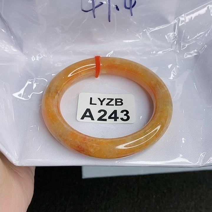 翡翠手镯未镶嵌卿***?