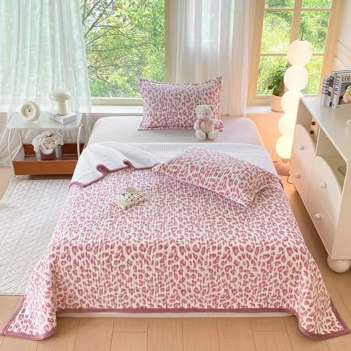 A类新款牛奶绒加厚直边床盖三件套夹棉绗缝防滑多功能保暖大床盖