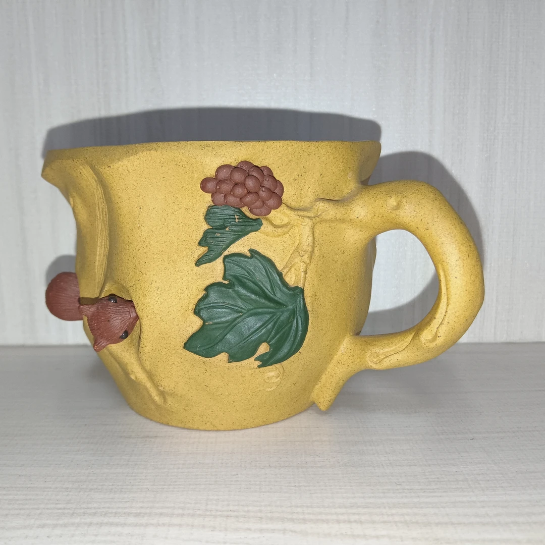 紫砂松鼠葡萄树桩公道杯，金黄段泥，容量160cc