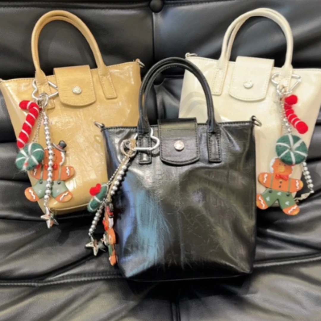 质感油蜡皮水桶包时尚挂件手提包包女2024秋冬新款百搭手机斜挎包