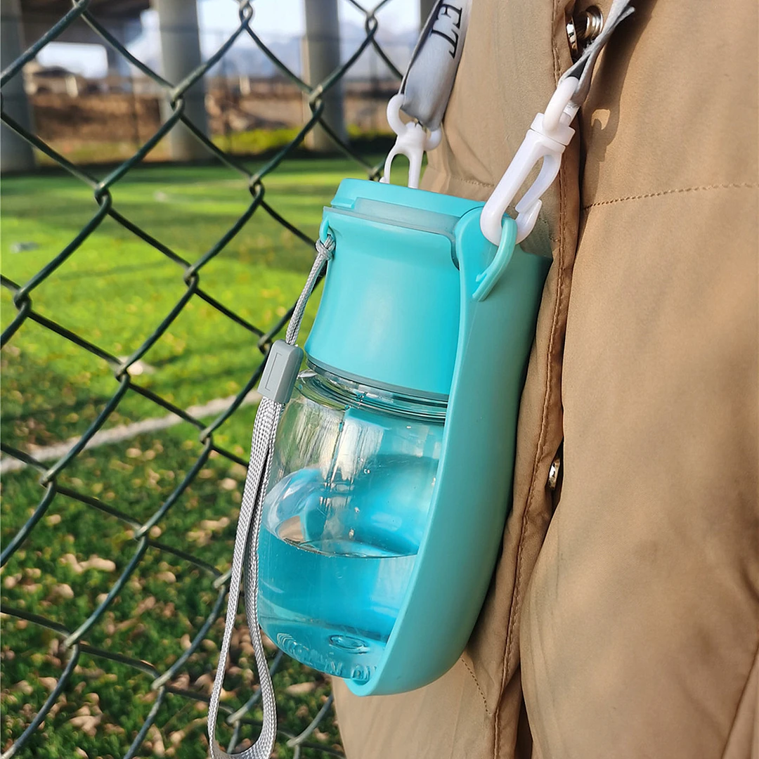 宠物斜挎外出水壶便携式随行水杯水瓶遛狗户外喂水喝水猫咪饮水器