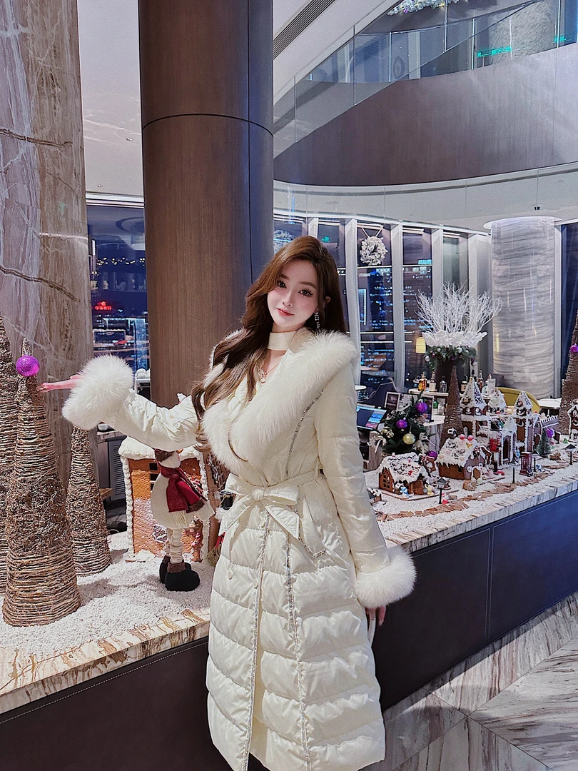 【万国初雪】拼接亮片袖领狐狸毛修身羽绒服XS40636