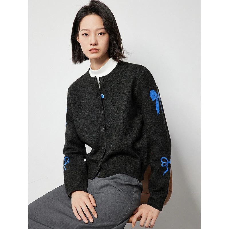 【白小姐】初语蝴蝶结提花针织毛衣软糯舒适保暖绞花针织衫8433024