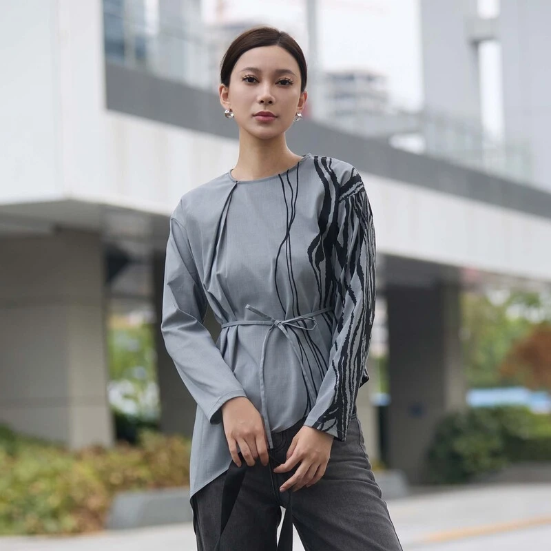 sdeer圣迪奥女装时尚气质显瘦圆领印花收腰不规则衬衫S24380503