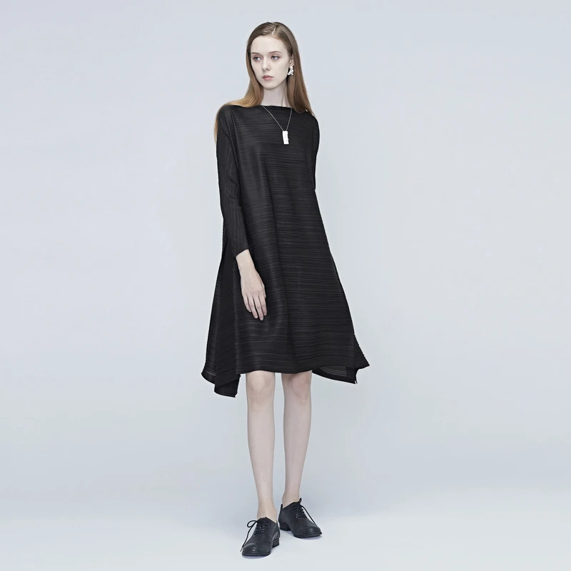 圣迪奥女装正品时尚气质一字领肌理纯黑显瘦宽松连衣裙S20381217