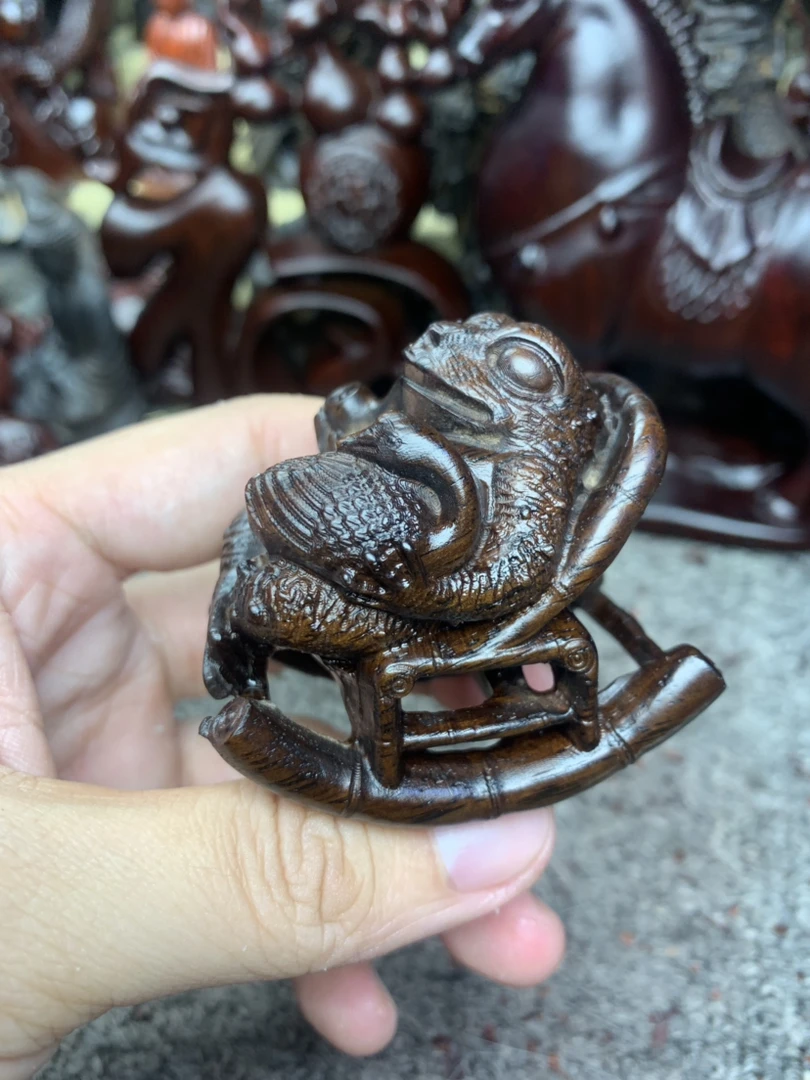 癞蛤蟆吃天鹅肉 香木小摆件