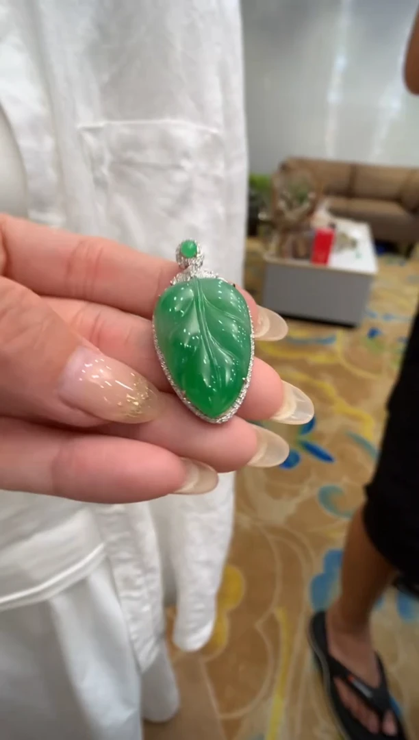 【闪购商品】翡翠颈饰18K金镶嵌叶子