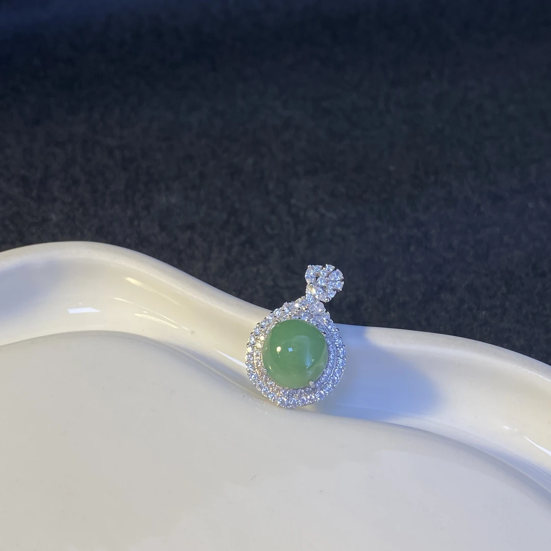 翡翠满绿蛋面吊坠  时尚气质精美款吊坠