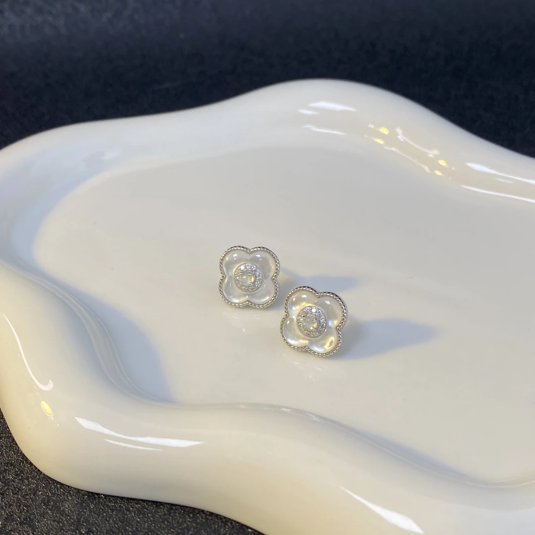 翡翠白冰蛋面耳钉  时尚精美贝贝款耳饰