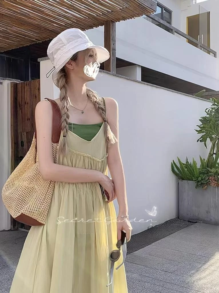 度假风吊带连衣裙女春季2024新款褶皱设计感宽松遮肚木耳边大摆裙