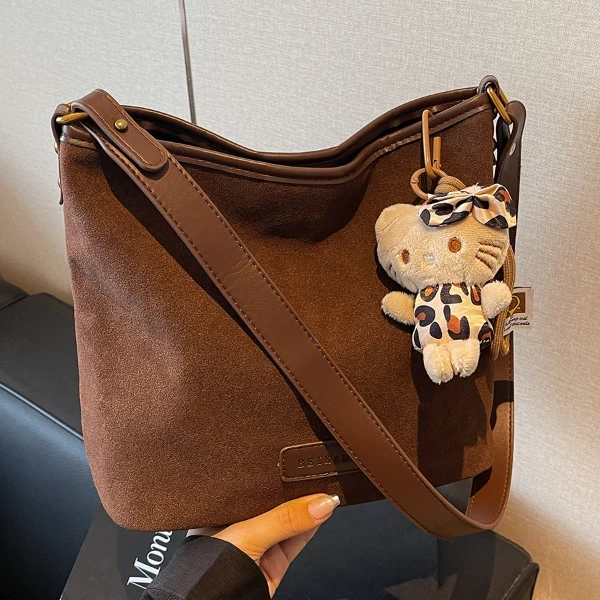 磨砂大容量包包女2025秋冬新款单肩腋下包时尚洋气通勤斜挎水桶包