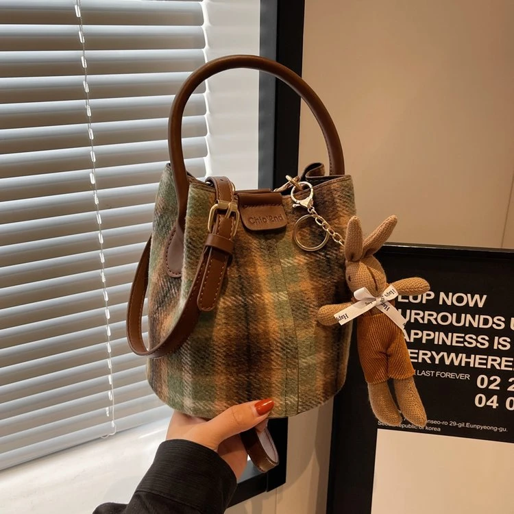 高级感新款潮斜挎单肩手提包抽带水桶包女包牛津布2025