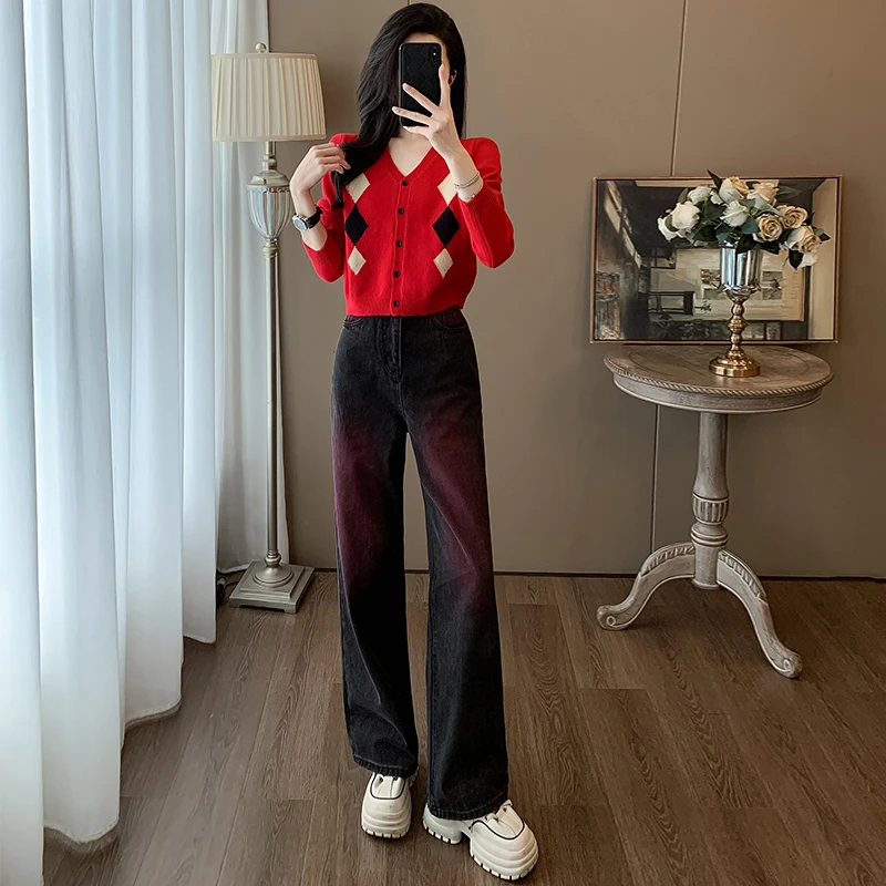 2025年秋季轻熟风时尚套装女洋气v领红色针织衫直筒牛仔裤两件套