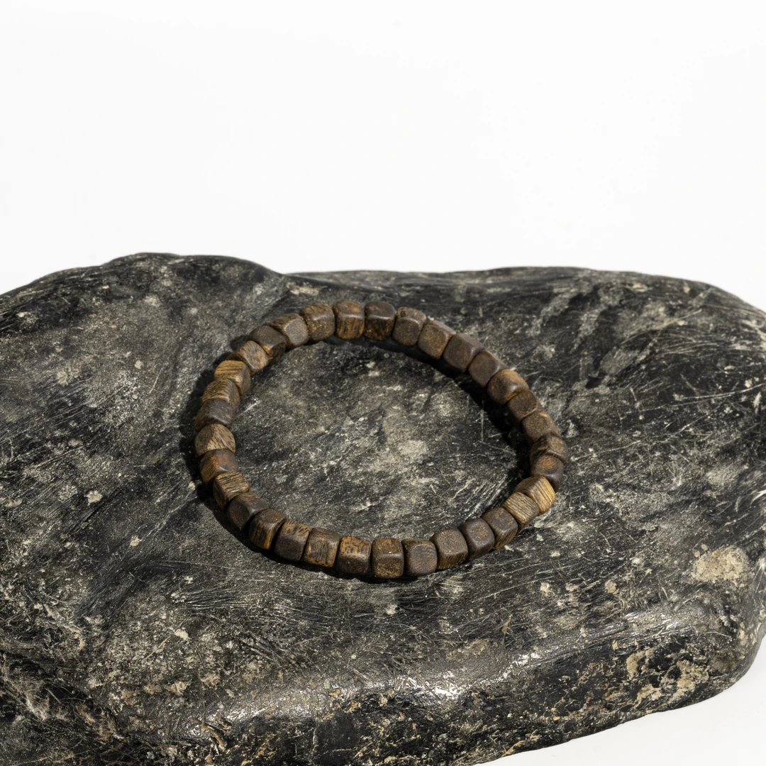 满江红 沉香手串虫漏料/方糖珠0.6单圈/沉水/海南莺歌绿棋楠/MD28