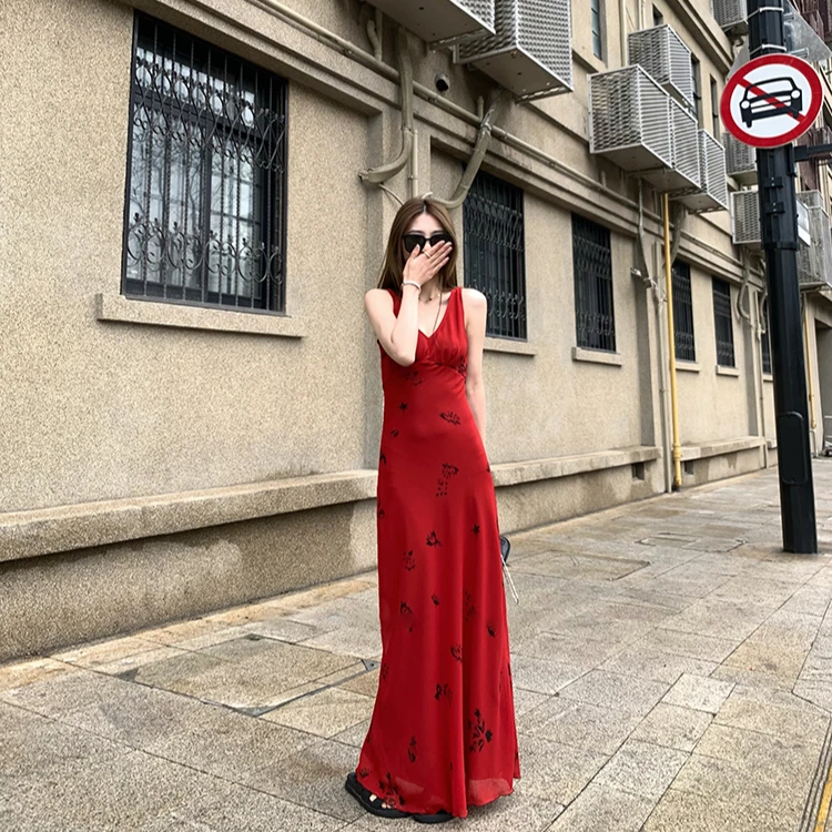旷野蔷薇清冷感浪漫2025新款气质印花吊带裙红色斜裁垂感连衣裙