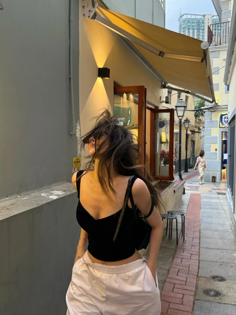 法式黑色吊带背心女别致抹胸美背夏性感西装内搭打底衫上衣2025