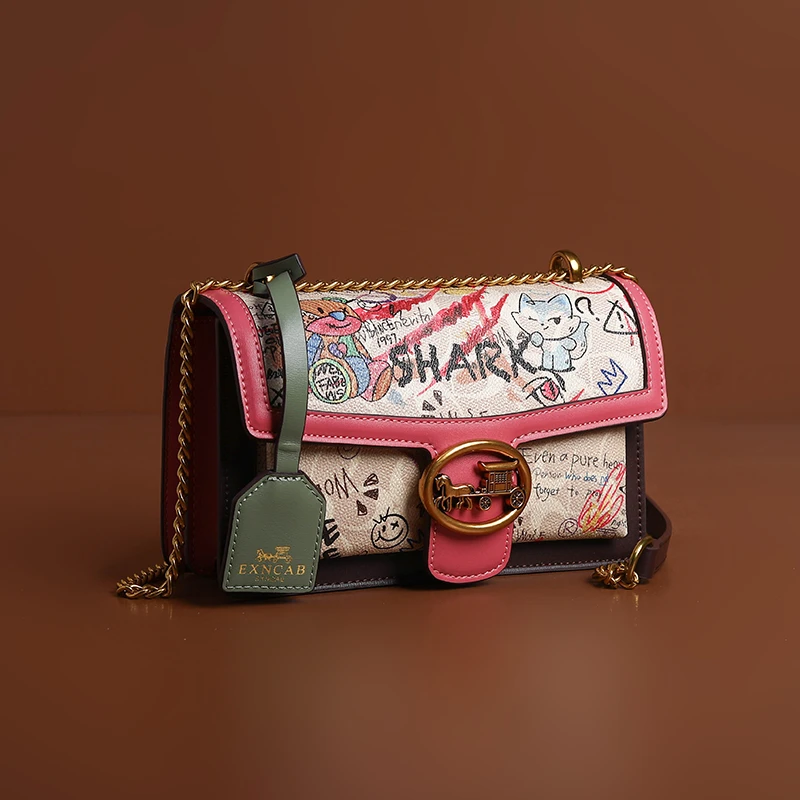 香港今年流行涂鸦小方包2025新款潮真皮女包复古斜挎包通勤腋下包