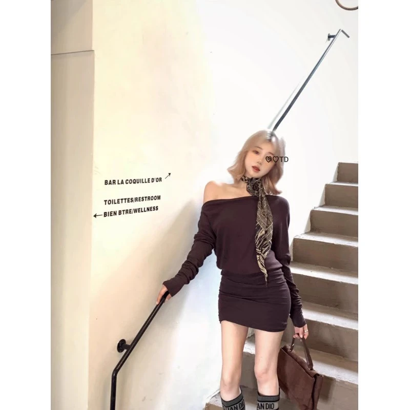 一字肩棕色长袖T恤连衣裙女秋季修身显瘦短裙纯欲风收腰包臀裙子