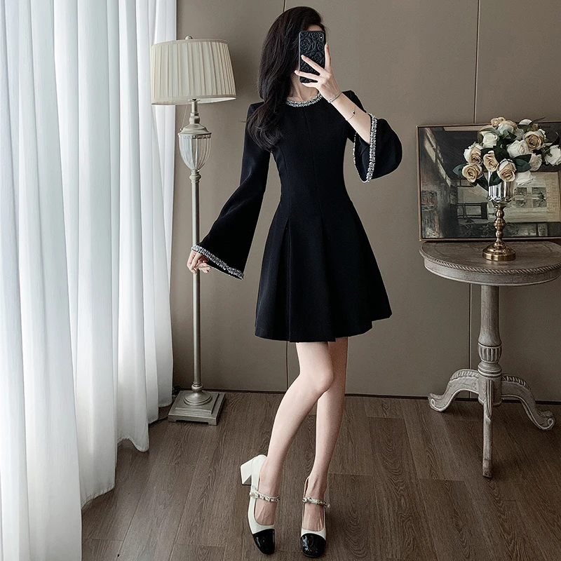 秋季法式长袖轻奢高级感赫本风小黑裙女小众设计气质小香风连衣裙