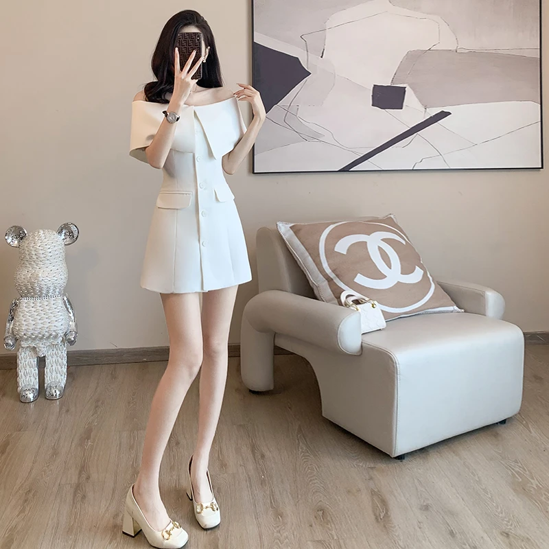 夏季白色高级感女装性感夏天裙子小个子修身露肩一字肩西装连衣裙