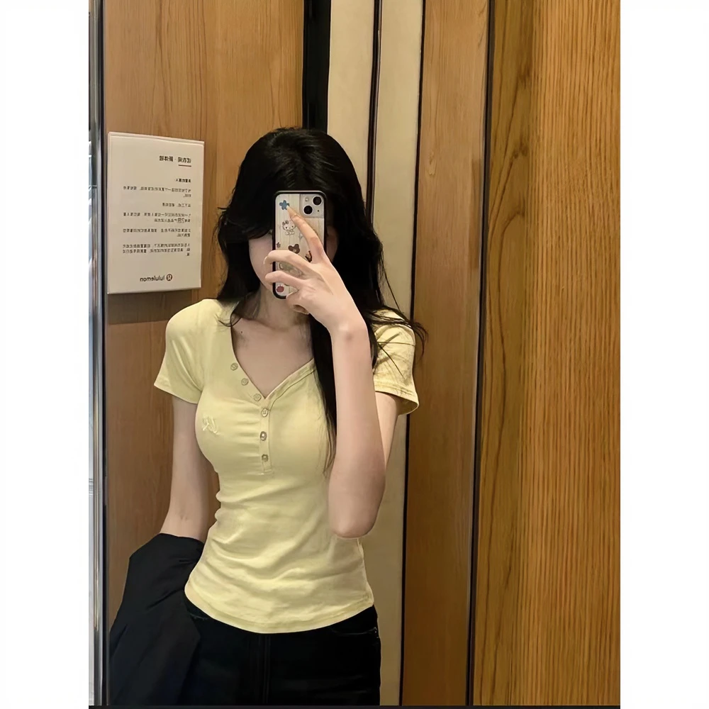 奶黄色v领正肩短袖t恤女夏季2025新款修身设计感纽扣美式辣妹上衣