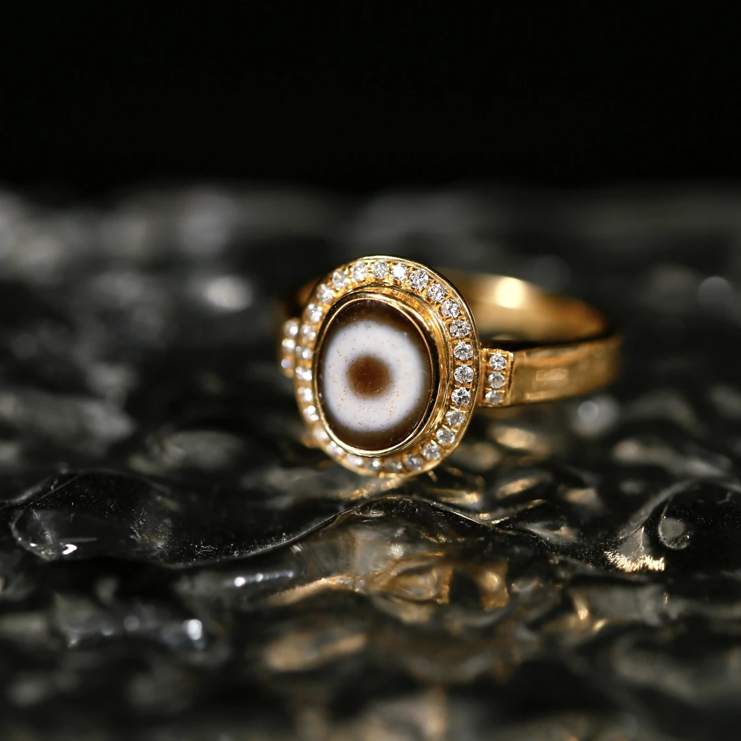 爆红砂台珠一眼玛瑙戒指18K金镶嵌豪镶女戒金重3.95克百搭轻奢