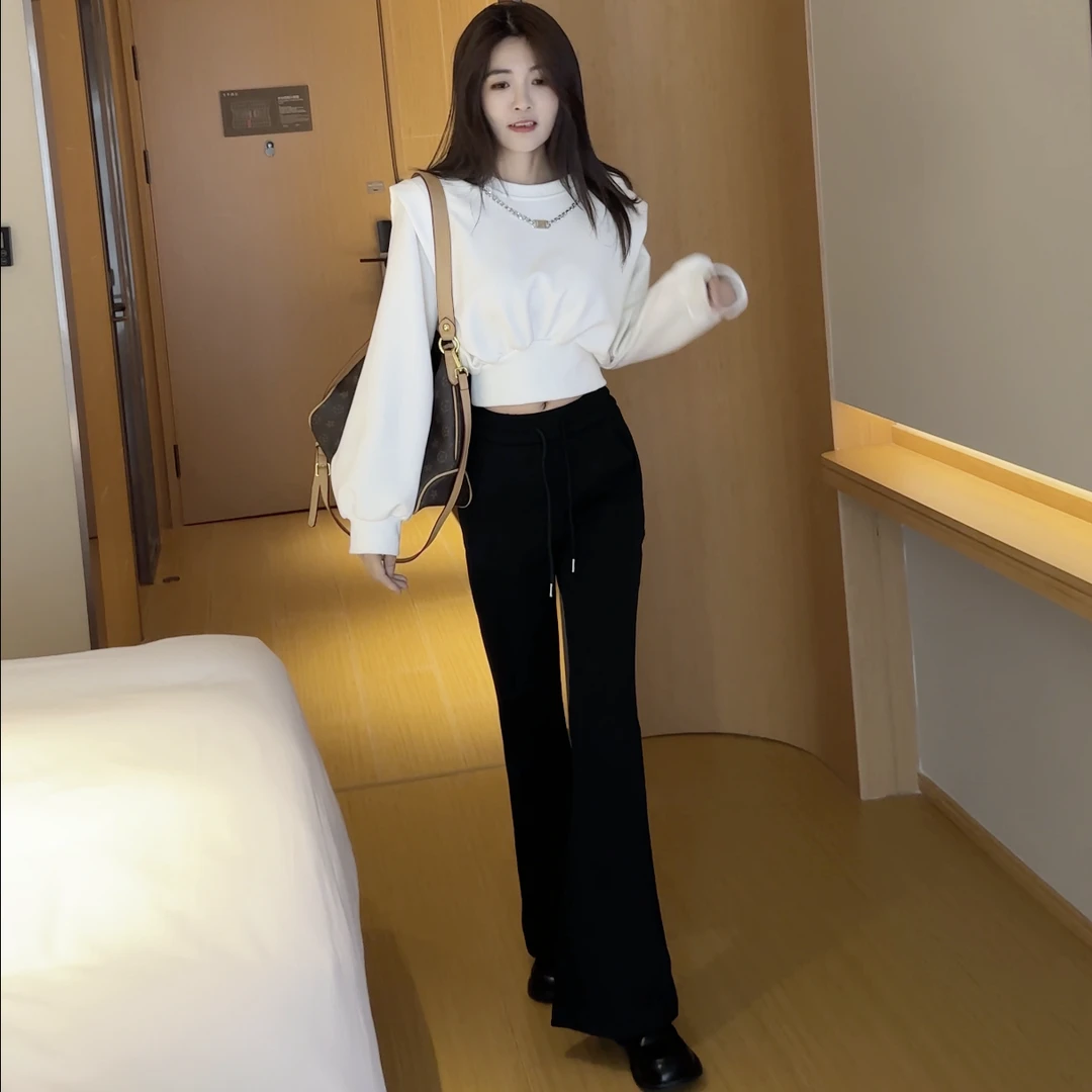 2024秋季新款洋气减龄短款上衣长袖圆领套头卫衣+黑色休闲喇叭裤