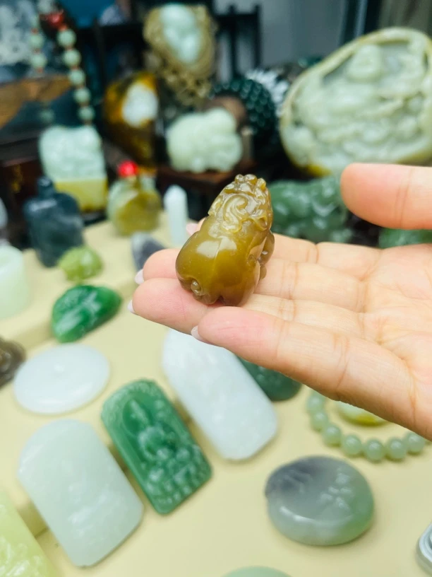 精品和田玉新疆山料红貔貅挂件