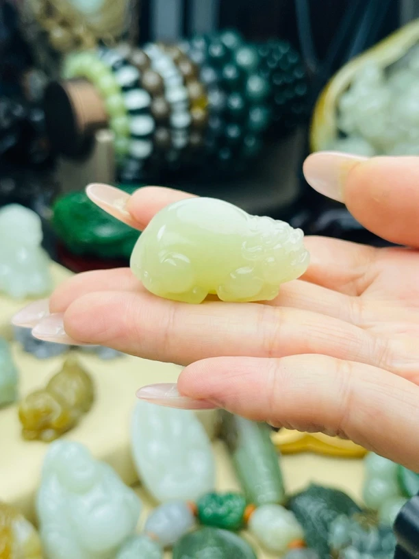 精品和田玉雕刻貔貅玉吊坠挂件男女款