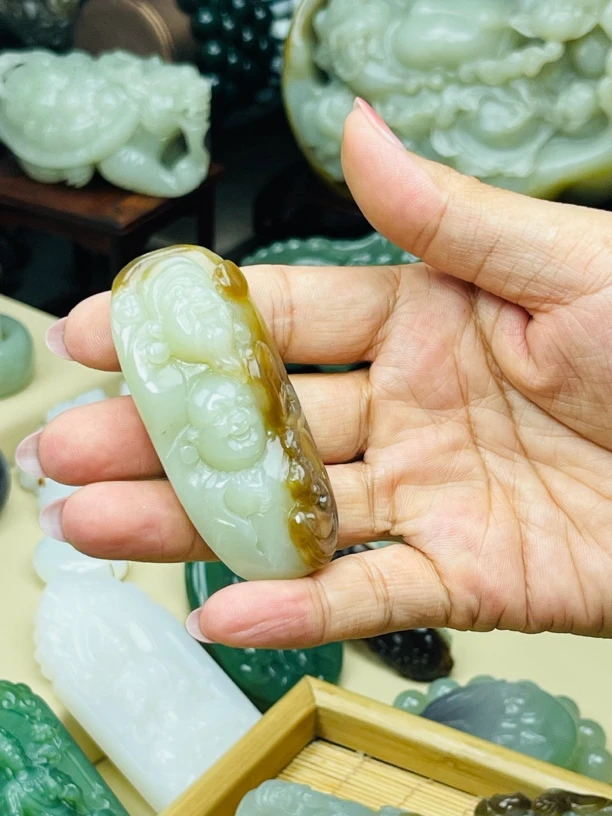新疆精品和田玉雕刻财富双收手把(58克左右)